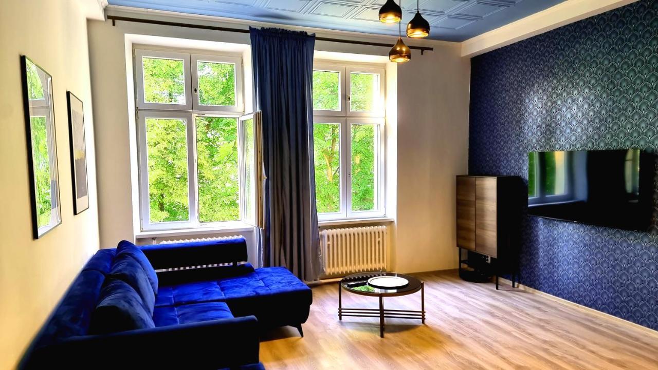 Luxury Three-bedroom Apartment