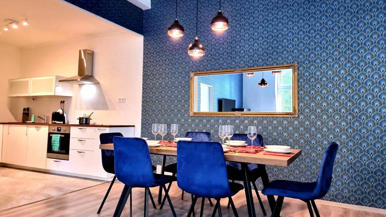Luxury Three-bedroom Apartment *