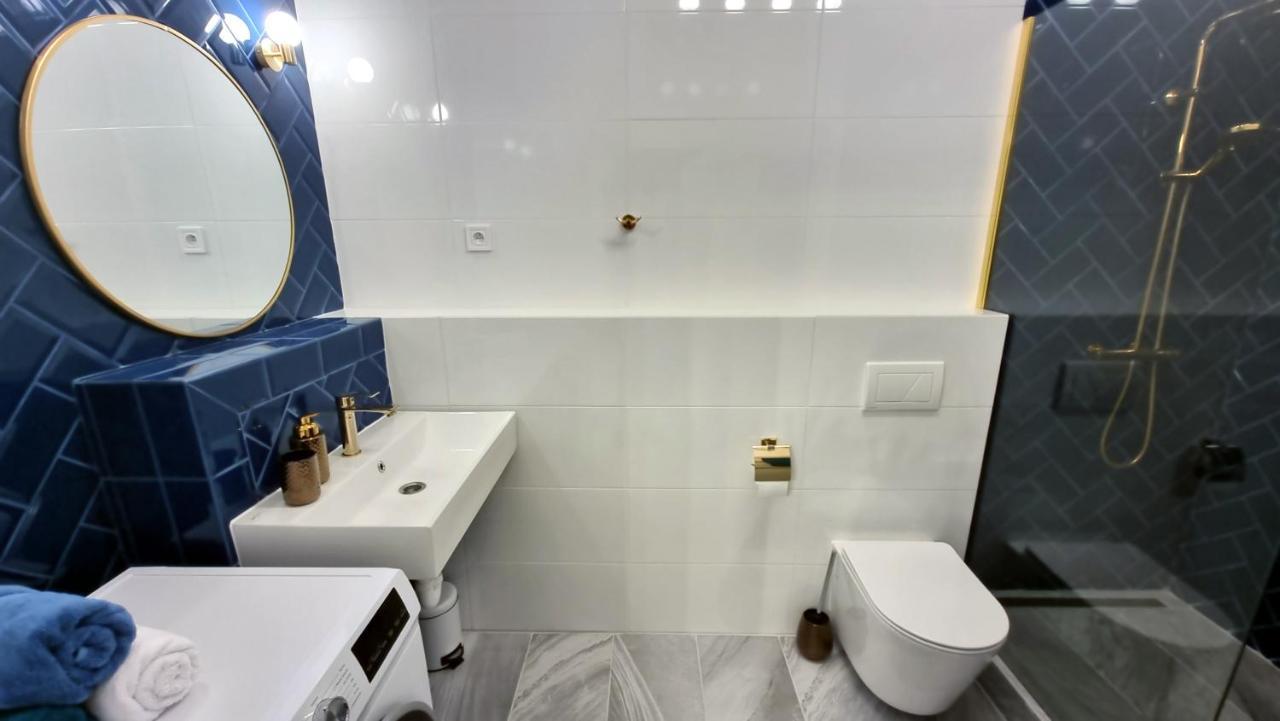Luxury Three-bedroom Apartment *