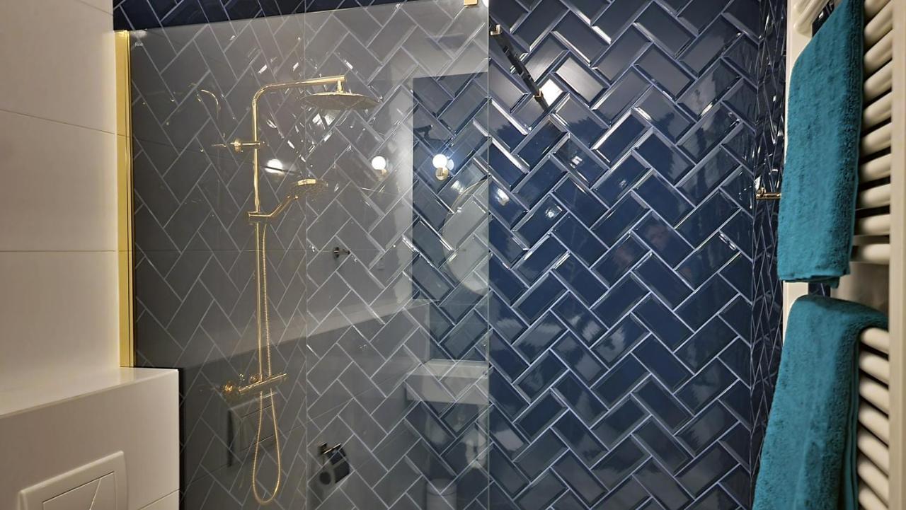 Luxury Three-bedroom Apartment *